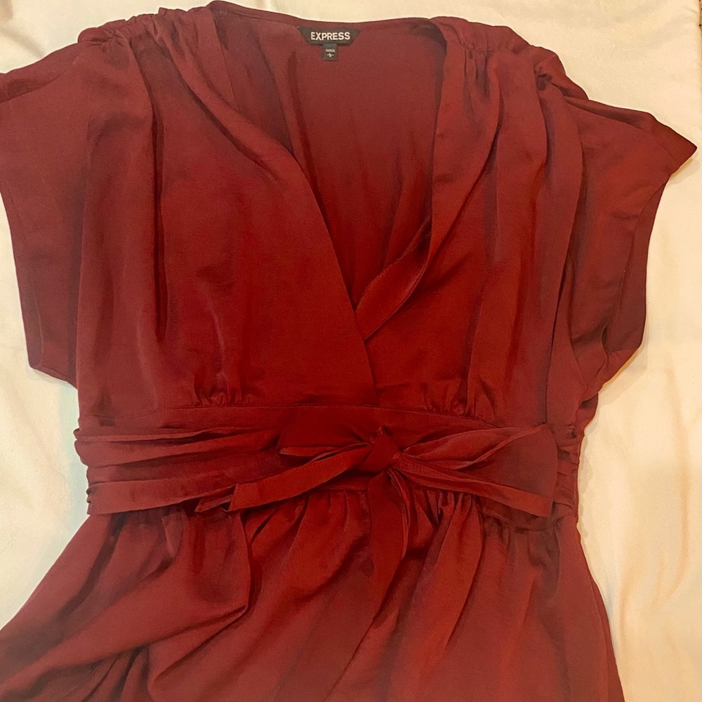 Express V-Neck Tie-Waist Shirt in Maroon